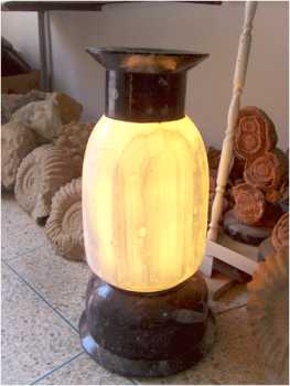 Foto: Verkauft Fußbodenlampe LAMPE EN MARBRE FOSSILES D'ERFOUD