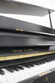 Foto: Verkauft Gerades Klavier YOUNG CHANG - U107